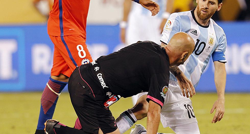 Heber Lopes trabó a Lionel Messi en un ataque argentino. (Foto: EFE)