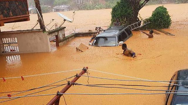 Al menos 312 personas murieron este lunes y más de 2.000 perdieron sus casas en la capital de Sierra Leona, Freetown, donde fuertes lluvias provocaron inundaciones. (Foto: AFP)