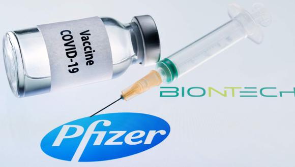 En esta foto de ilustración se muestra una botella que dice "Vaccine Covid-19" y una jeringa junto al logotipo de Pfizer y BioNTech. (Foto: AFP / JOEL SAGET).
