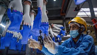 Cómo Top Glove, el gigante malasio de los guantes, menoscabó la salud de sus empleados durante la pandemia