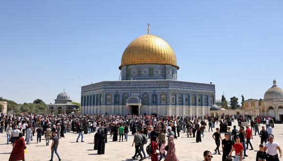 Musulmanes palestinos se reúnen en el complejo de la mezquita Al-Aqsa de Jerusalén, después de las oraciones del viernes durante el mes sagrado del Ramadán el 15 de abril de 2022. (Foto: AHMAD GHARABLI / AFP)