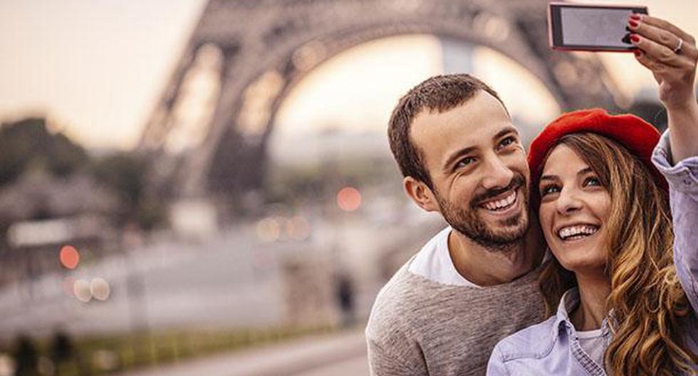 No hay nada más romántico que tomarse una foto teniendo de fondo a la torre Eiffel. (Foto: iStock)