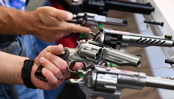Las personas sostienen pistolas durante la reunión anual de la Asociación Nacional del Rifle (NRA) en el Centro de Convenciones George R. Brown, en Houston, Texas, el 28 de mayo de 2022. (Foto referencial, PATRICK T. FALLON / AFP).
