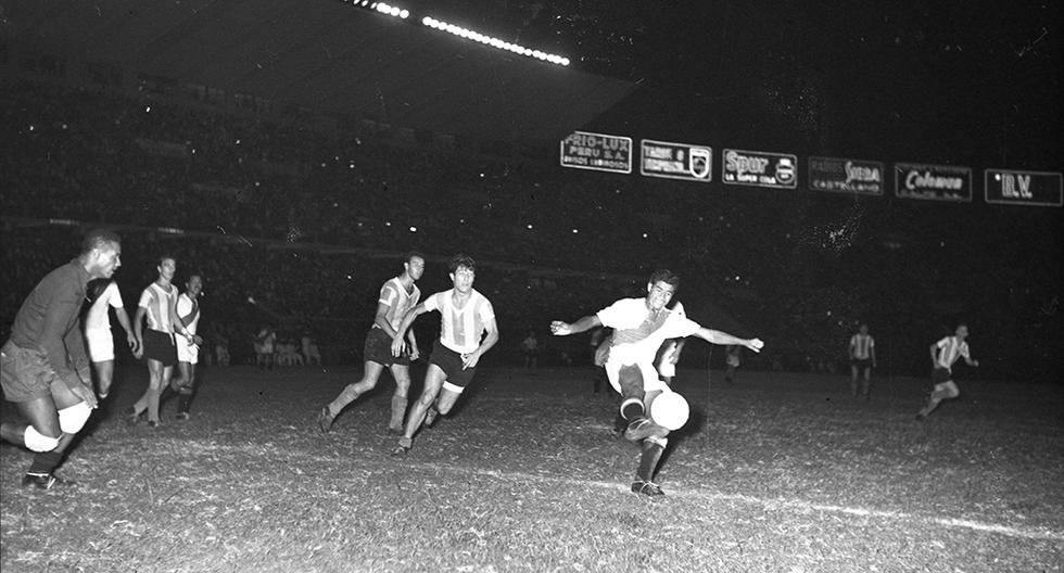 La noche del 6 de abril de 1957, la selección peruana venció 2 a 1 a Argentina en el Estadio Nacional de Lima. Esta fue la primera victoria de la blanquirroja contra el conjunto albiceleste en nuestro país. (Foto: GEC Archivo Histórico)