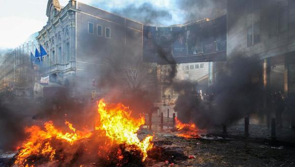 Un incendio arde durante una protesta de agricultores frente al Parlamento Europeo al margen de una cumbre de la UE en Bruselas, Bélgica, el 1 de febrero de 2024 | Foto: EFE/EPA/OLIVIER MATTHYS