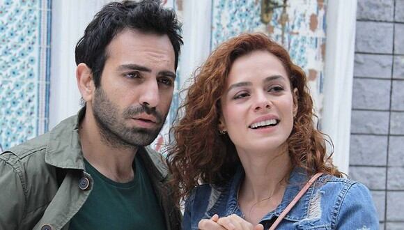 Buğra Gülsoy y Özge Özpirinççi son los protagonistas de “Amor a segunda vista” (Foto: Süreç Film)