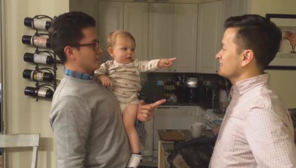 Un bebé confundido al ver al gemelo de su padre [VIDEO]