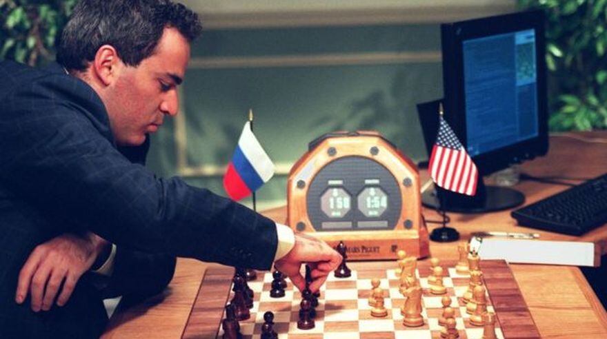 The Russian Garri Kasparov was the best chess player in the world in the mid-eighties and the beginning of the new century.  However, he faced off against Deep Blue, a supercomputer made by the American company IBM, to hold chess games against him.  (Photo: Getty images)