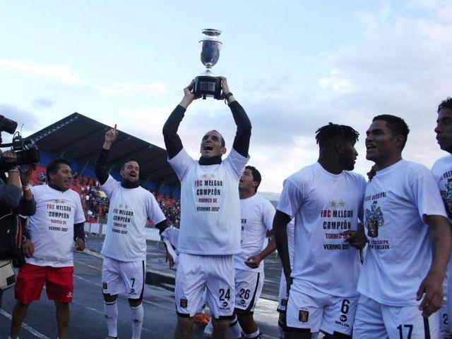 José Carlos Fernández levantando la copa. (Foto: Facebook)