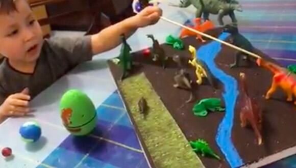 El video muestra al pequeño explicando las características de cada dinosaurio mientras los señala con una varita. (Foto: captura de video)