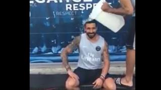 Ezequiel Lavezzi se echó agua helada y desafió a Ancelotti