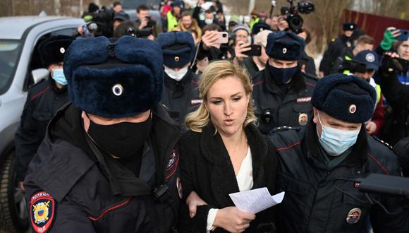 La doctora Anastasia Vasilyeva, de la Alianza de Médicos y colaboradora de Alexei Navalny, es detenida por agentes de policía a la entrada de la colonia penal N2. (Foto de Kirill KUDRYAVTSEV / AFP).