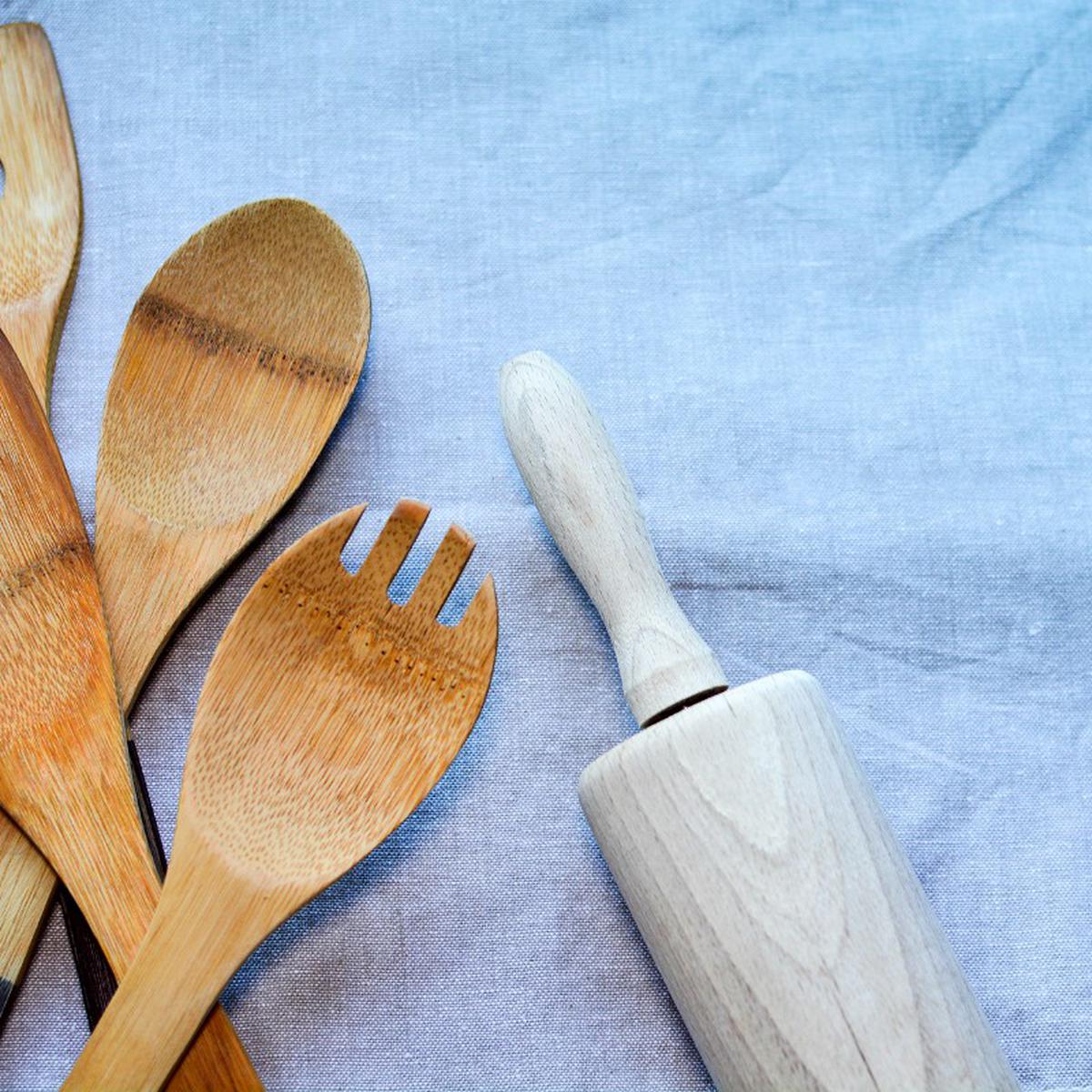 Cómo lavar y desinfectar los utensilios de madera de la cocina