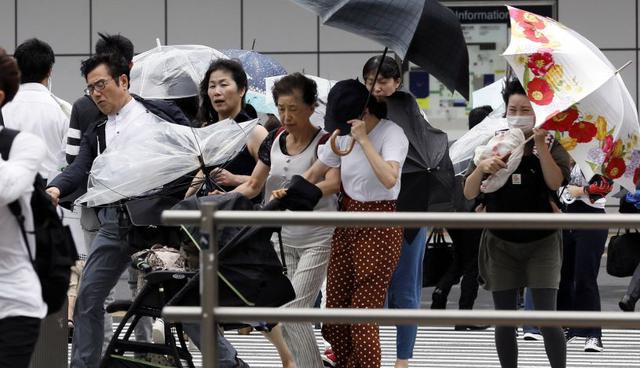 Al menos dos personas han fallecido y unas 120 han resultado heridas, según la cadena estatal NHK, en accidentes causados sobre todo por las rachas de viento. (Foto: EFE)
