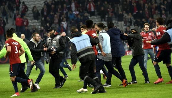 YouTube: Furiosos hinchas del Lille invaden campo de fútbol para agredir a jugadores. (Foto: AFP)