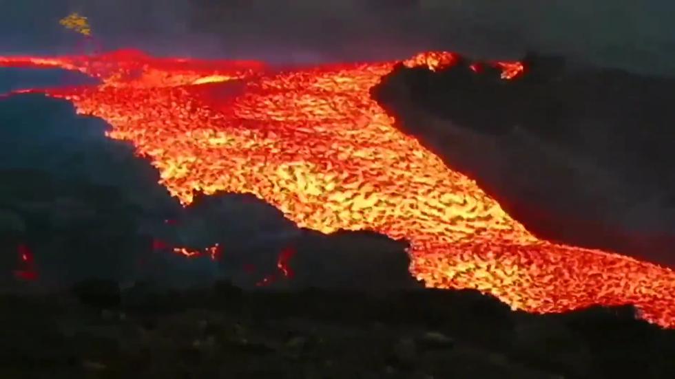 Los científicos describieron uno de los ríos de roca fundida que emana del volcán de Las Palma como “un verdadero tsunami de lava”. (Captura de video).