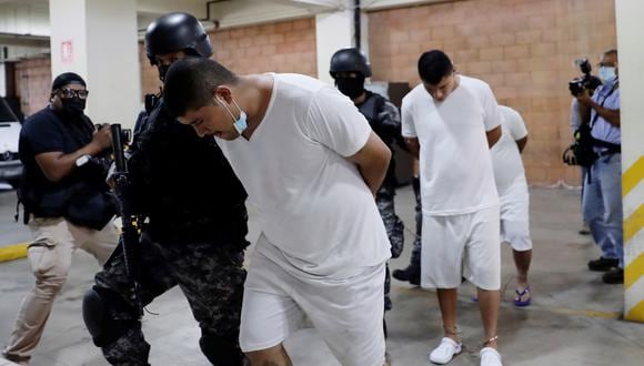 Seis pandilleros, vinculados al incremento de homicidios la semana pasada, fueron presentados en la subdirección de investigaciones de la policía, hoy en San Salvador (El Salvador). (Foto: EFE/Rodrigo Sura).