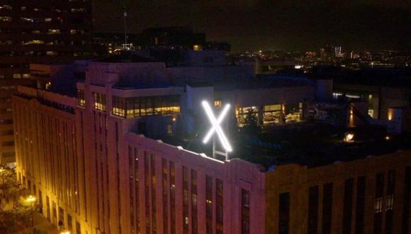 Musk retira la enorme X instalada en la azotea de la sede de San Francisco.