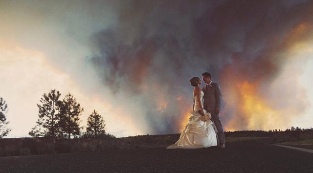 Pareja posa junto a un incendio forestal para sus fotos de boda - 2