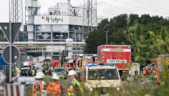 Imagen en la que se ve al Departamento de Bomberos atender la explosión en la planta química ubicada en el área de Chempark, en Leverkusen, Alemania. EFE