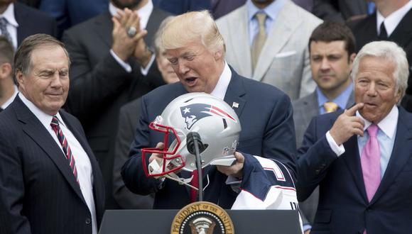 En abril de este año el presidente Trump recibe un regalo de parte de los New England Patriots, últimos campeones del Super Bowl. (AP)