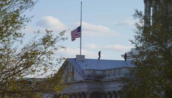La bandera estadounidense en el Capitolio de los EE. UU. Ondea a media asta en honor al oficial de policía del Capitolio William Evans, quien murió después de que un hombre embistió un automóvil contra dos oficiales en una barricada frente al Capitolio de los EE.UU. En Washington. (Foto: AP / Alex Brandon)