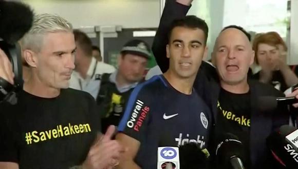 Hakeem Al Araibi aterrizó alrededor de la 1:00 p.m. hora local y fue recibido por una multitud de simpatizantes y medios de comunicación, que le esperaban en el exterior de la terminal. (Reuters)