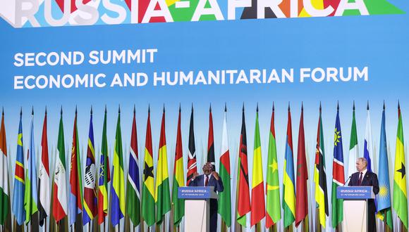 El presidente ruso, Vladimir Putin, y el presidente de las Comoras y presidente de la Unión Africana, Azali Assoumani. (Foto de Valery SHARIFULIN / TASS Host Photo Agency / AFP)