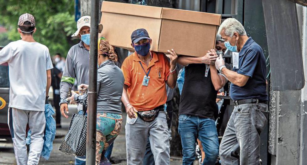 En Guayaquil, foco de la pandemia del coronavirus en Ecuador, los pocos ataúdes de madera cuestan hasta 800 dólares. La opción ahora es la caja de cartón. (Foto: AP)