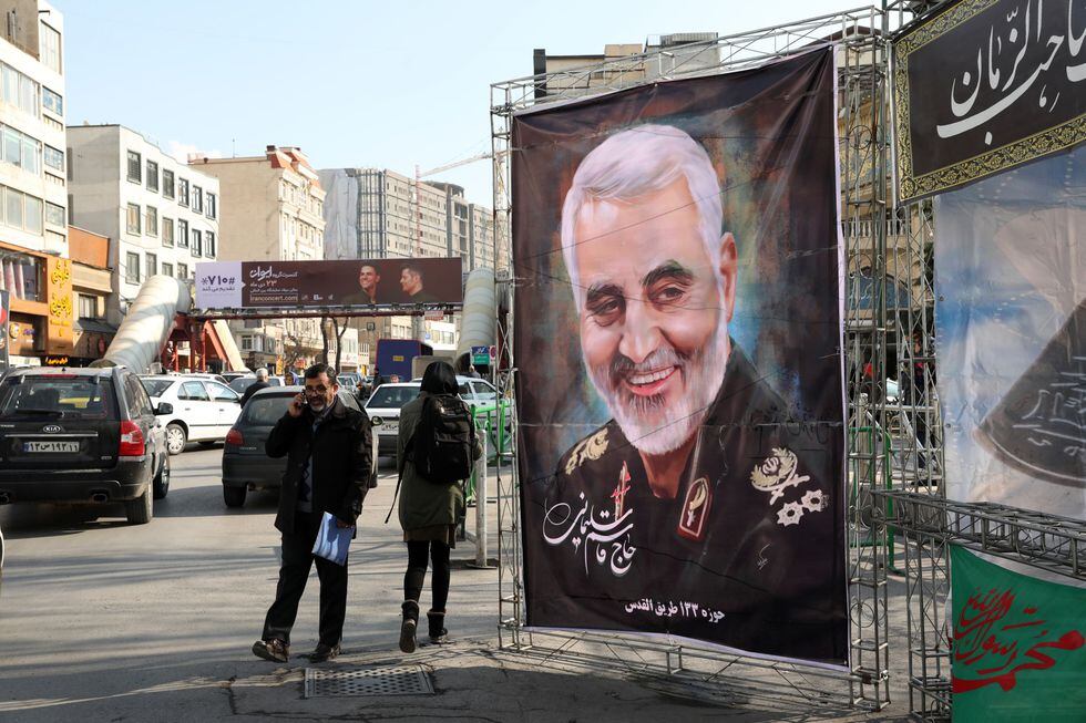 Una imagen del general Qasem Soleimani en una calle de Teherán. (Foto: ATTA KENARE / AFP).