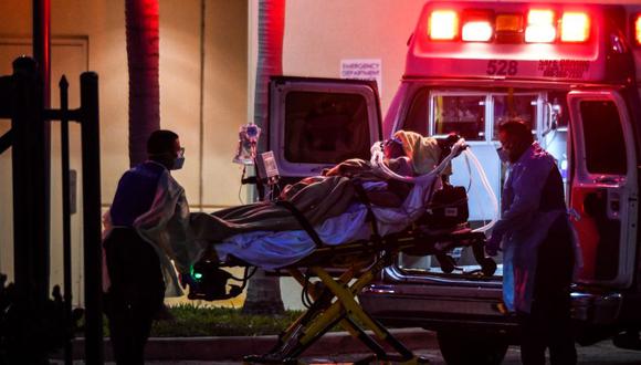 Coronavirus en Estados Unidos | Ultimas noticias | Último minuto: reporte de infectados y muertos jueves 2 de abril del 2020 | Covid-19 | Los médicos transfieren a un pasajero del barco en camilla desde una ambulancia al Centro Médico de Salud Broward en Florida. (Foto: CHANDAN KHANNA / AFP).