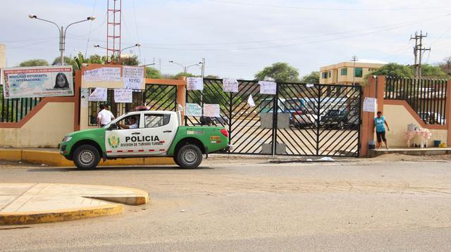 Puerta de la Universidad Nacional de Tumbes amaneció soldada - 3