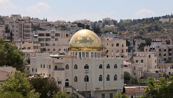 Una imagen muestra el barrio árabe de Beit Safafa, en el este de Jerusalén anexado, cerca del área donde Israel planea construir el nuevo asentamiento de Givat Shaked, el 7 de septiembre de 2022. (Foto: AHMAD GHARABLI / AFP)