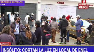 San Juan de Lurigancho: cortan la luz en local de Enel cuando atendía a clientes | VIDEO