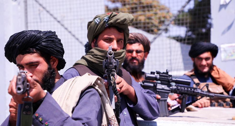 Fuerzas talibanes montan guardia frente al aeropuerto internacional de Kabul, en Afganistán. (Foto: Reuters)