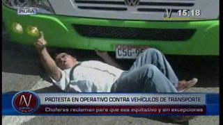 Chofer se escondió bajo un bus para no ser intervenido