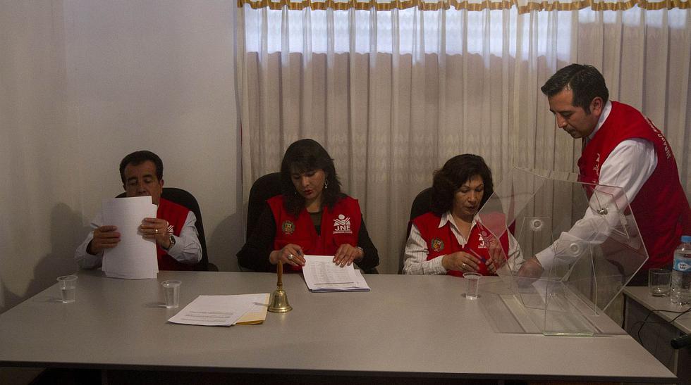 Miembros del Jurado Nacional de Elecciones preparan todo para el sorteo entre los candidatos a la alcald&iacute;a de Pillpinto. (Foto: V&iacute;ctor Zea / El Comercio)
