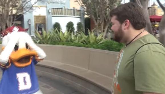 Viajó a Disneyland y sorprendió a los personajes imitándolos
