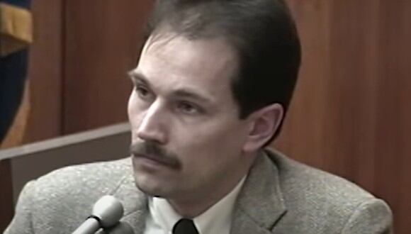 El policía John Balcerzak durante un juicio en 1992 (Foto: Court Tv / Youtube)