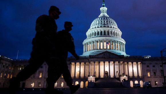 Miembros de la Guardia Nacional de Estados Unidos caminan cerca del Capitolio el 17 de enero de 2021. (ANDREW CABALLERO-REYNOLDS / AFP).