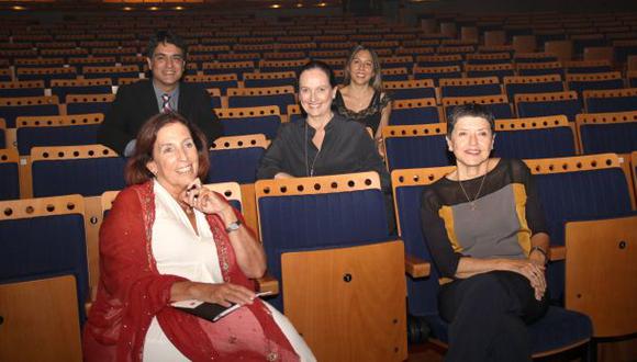 Alicia Morales (CCPUCP), Sergio Llusera (CC Universidad Pac&iacute;fico), Chela de Ferrari (Teatro La Plaza), Alejandra J&aacute;uregui (CC U. de Lima) y Mar&iacute;a Elena Herrera (CC Brit&aacute;nico).