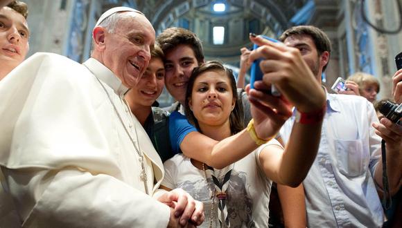 Papa pide a jóvenes no perder tiempo en Internet y celulares