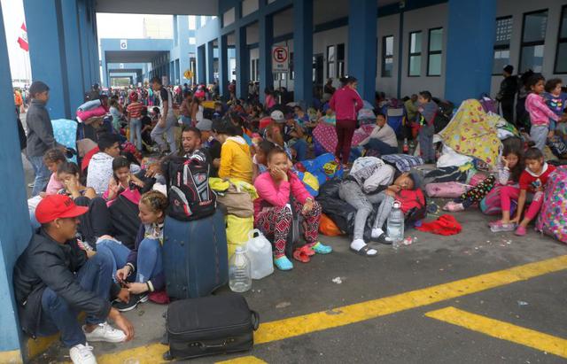 Cientos de venezolanos realizan interminables colas en las instalaciones del Cebaf Tumbes para su ingreso al país (Foto: Johnny Aurazo)