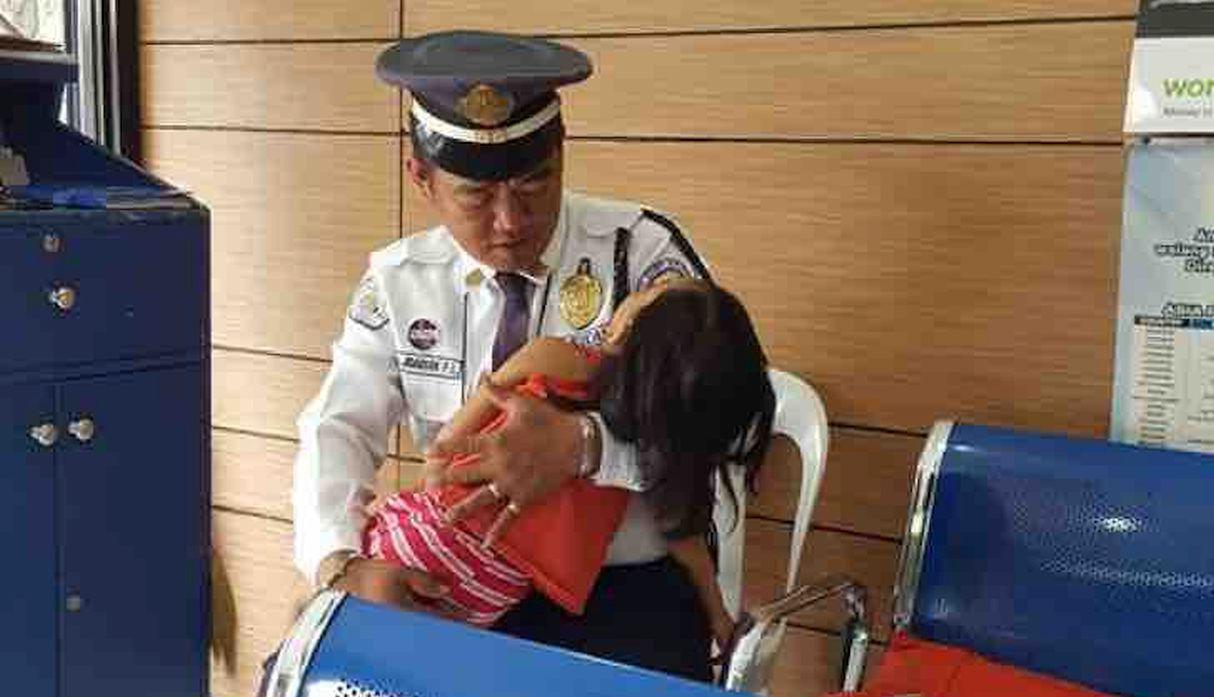 El guardia estaba cuidando a su pequeña hija que se encontraba enferma y la tuvo que llevar al trabajar. (Foto: Facebook)