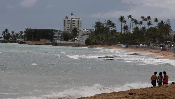 Varias personas acuden a la playa antes del paso de la tormenta tropical Grace por San Juan, Puerto Rico. (EFE/ Thais Llorca).