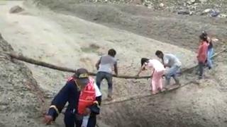 Áncash: población usa palos para cruzar huaico en Suchiman | VIDEO