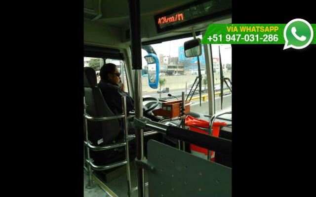 Corredor Azul: conductor de bus maneja y habla por celular - 2