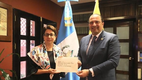 La embajadora colombiana Victoria González Ariza presenta la Copia de Cartas Credenciales ante el Ministro de Relaciones Exteriores de Guatemala. (Foto: Ministerio de Relaciones Exteriores de Guatemala)