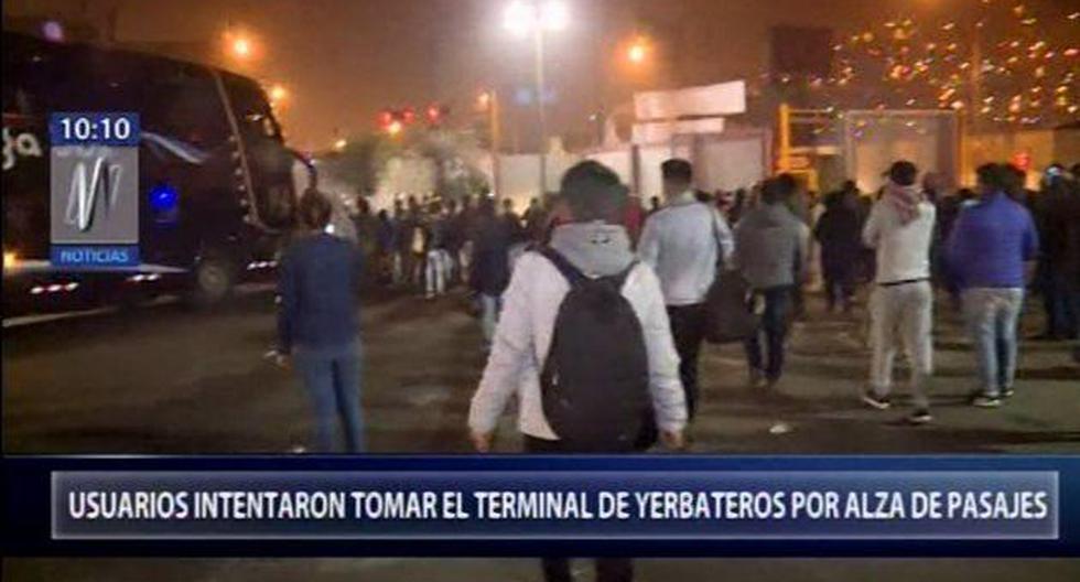 Pasajeros indignados tras el alza de precios en el terminal de Yerbateros. (Foto: Canal N)
