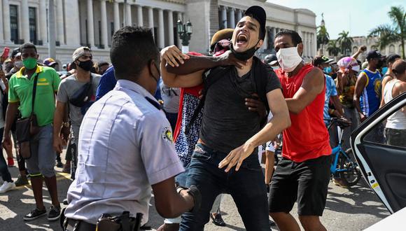 Un hombre es arrestado durante una manifestación contra el gobierno del presidente de Cuba Miguel Díaz-Canel en La Habana, el 11 de julio de 2021.. (Foto de YAMIL LAGE / AFP).